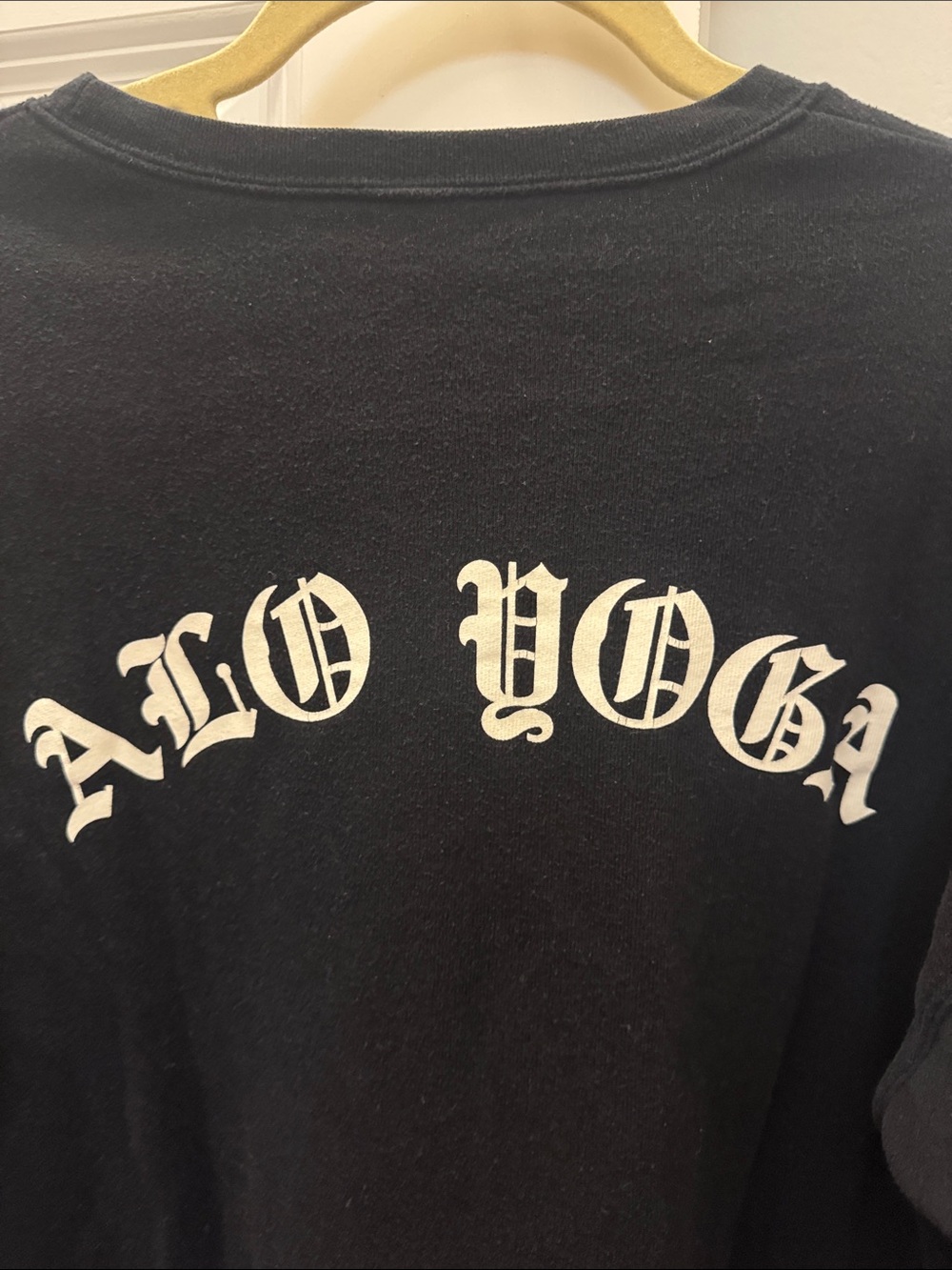 ALO Yoga Black Crewneck Sweatshirt with White old english Logo, size medium - Picture 6 of 6